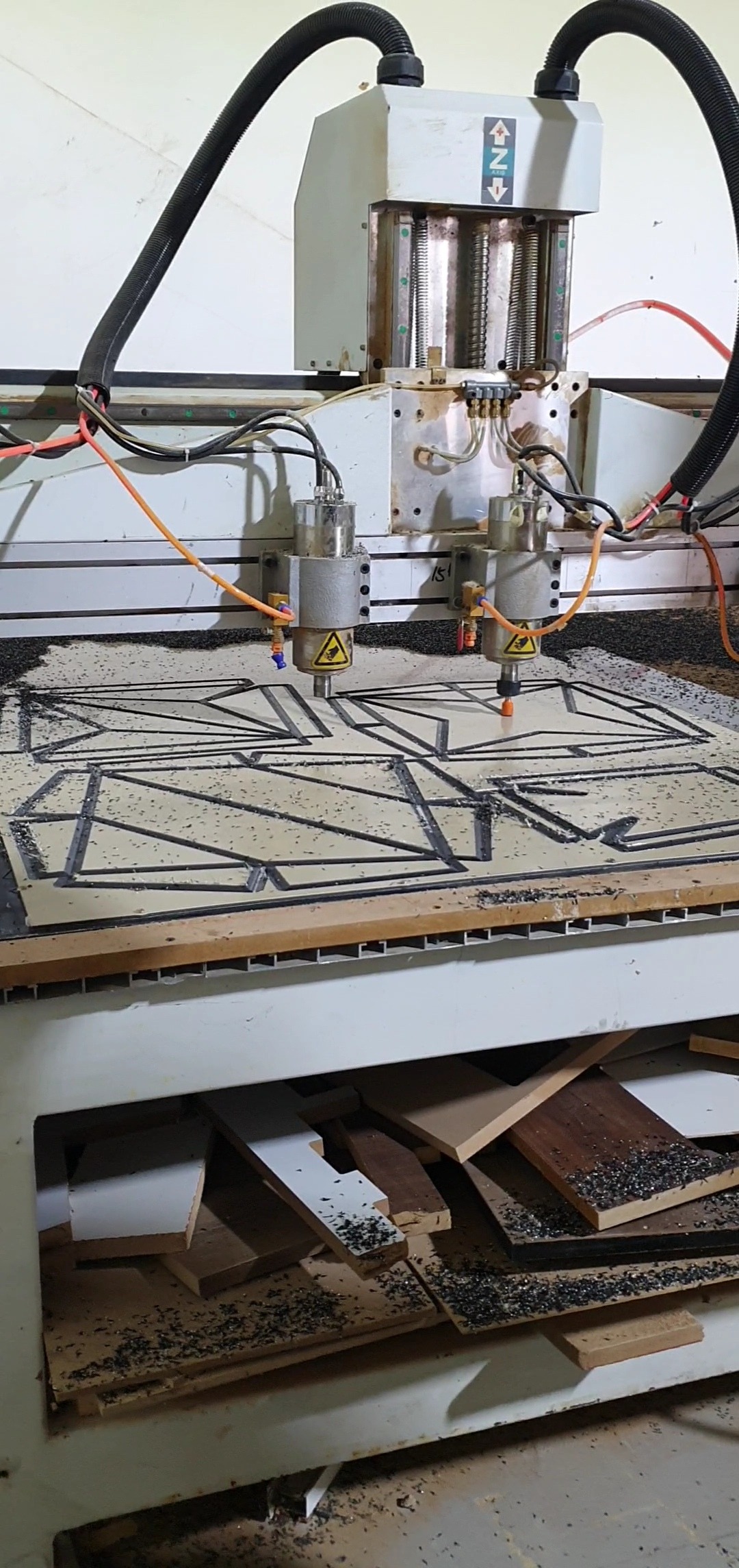 Dual-spindle CNC routing flat unfolded ACP sheets